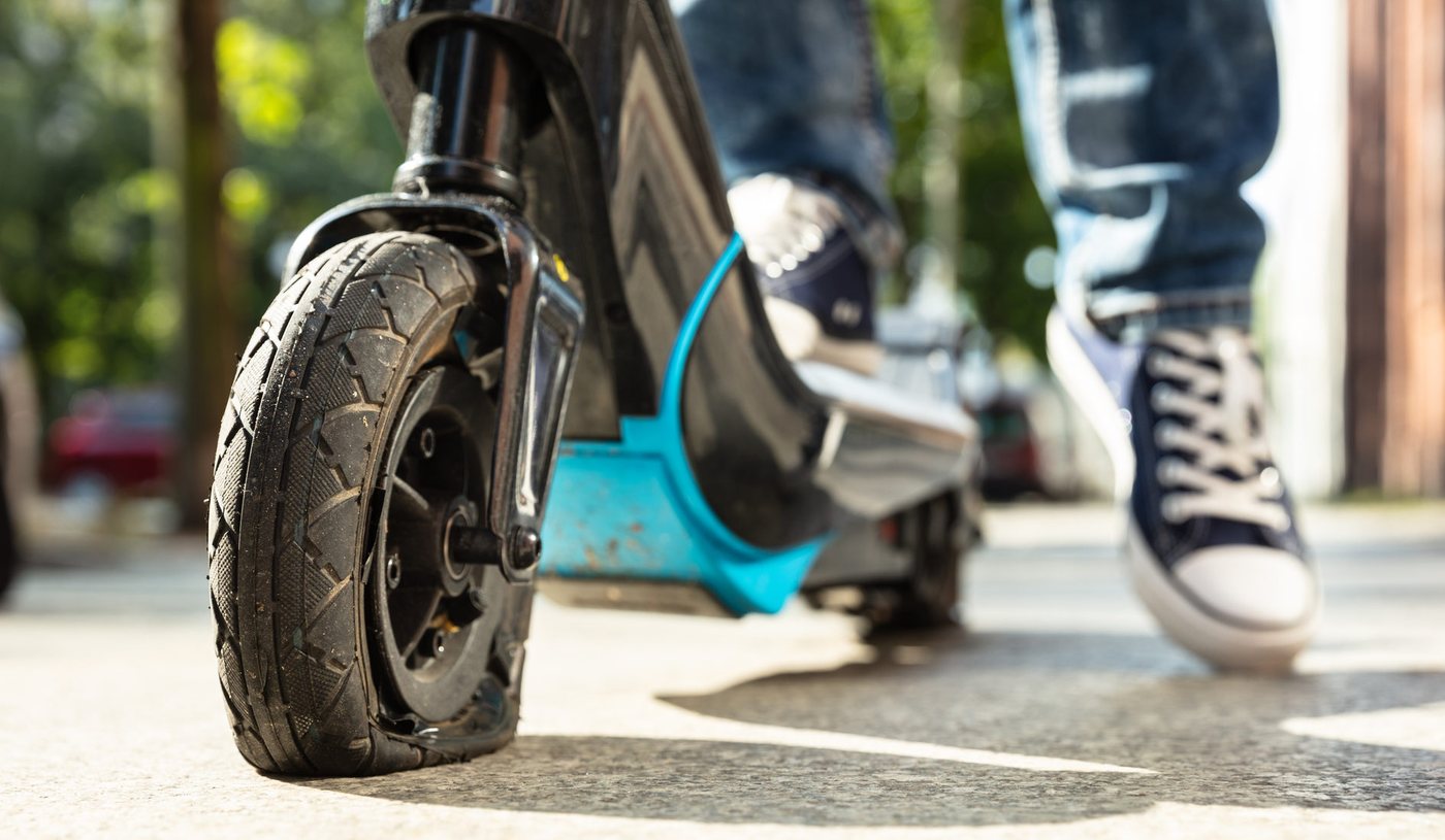 Electric scooter front wheel and pneumatic tire, the most common e-scooter repair
