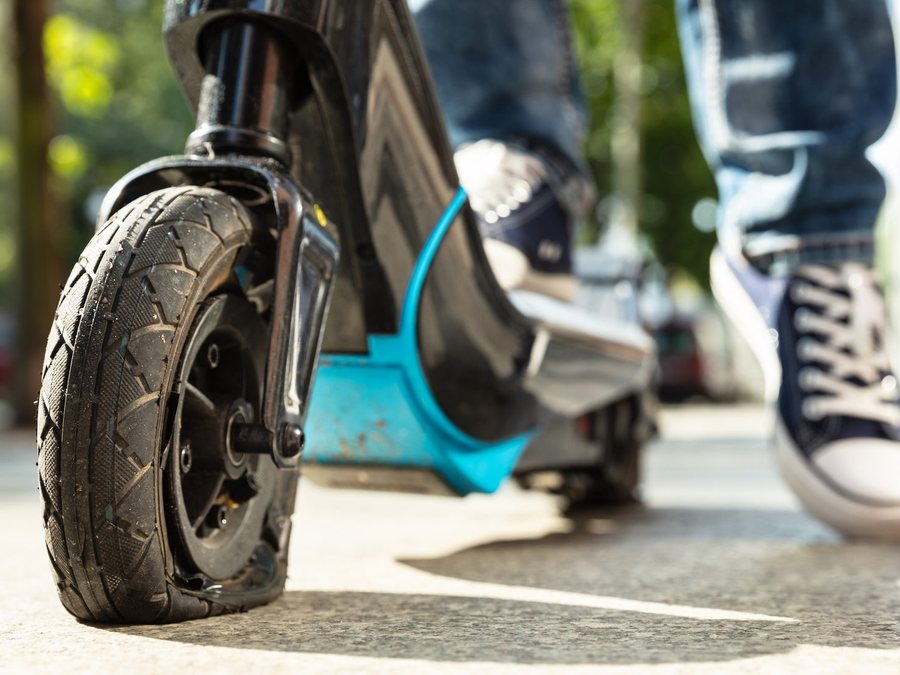 Electric scooter front wheel and tire