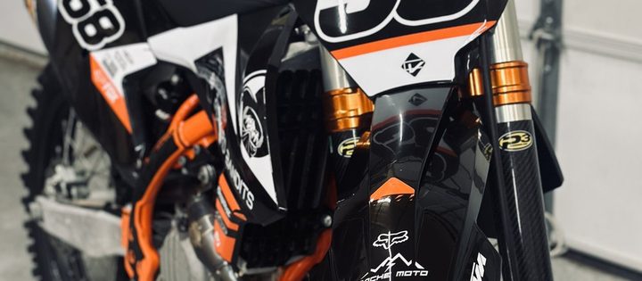 Dirt bike on the bench at Cache Moto